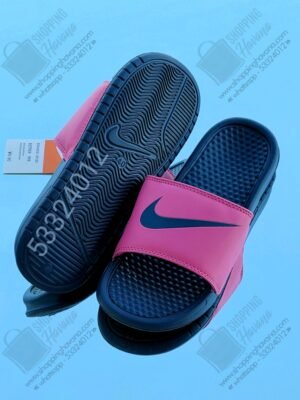 Chancletas Nike Benassi correa en rosada logo negro