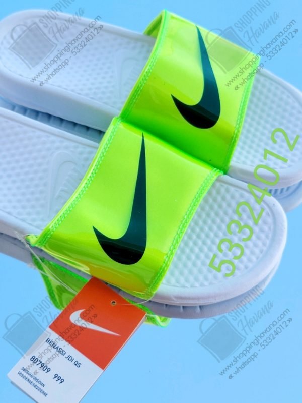 chancletas Nike blanca y verde.