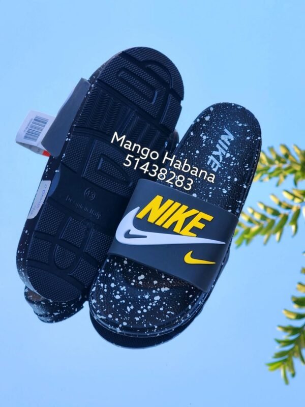 Chancletas Nike negras con símbolos de la marca en azul y amarillo