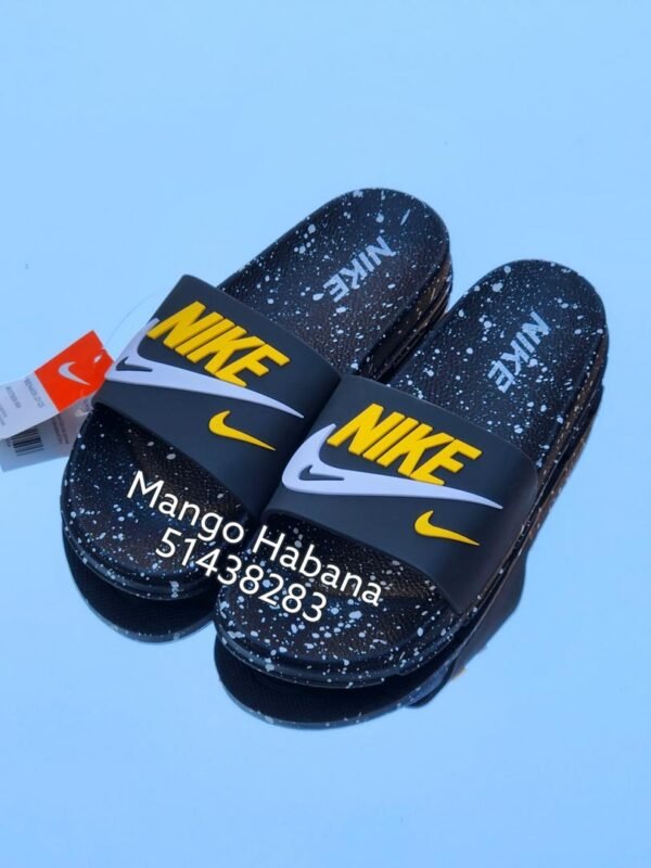 Chancletas Nike negras con símbolos de la marca en azul y amarillo