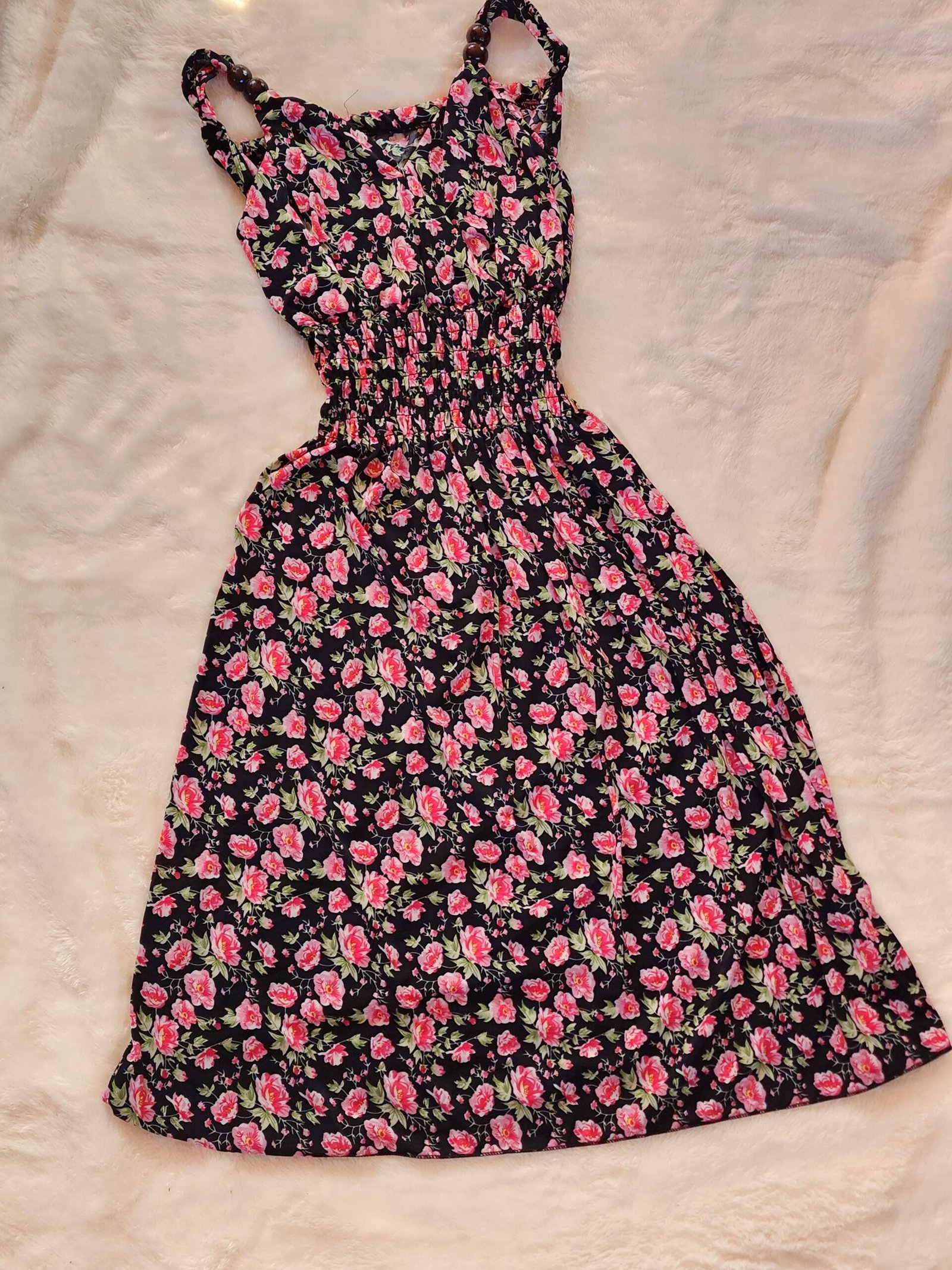 VESTIDO NEGRO CON FLORES ROSADAS