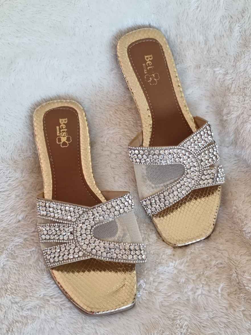 SANDALIAS DORADAS CON BRILLO