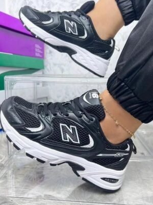 TENIS NEW BALANCE NEGROS DETALLES BLANCOS TBLNG