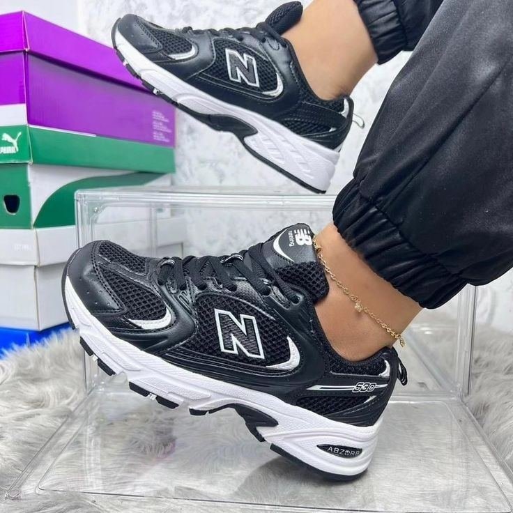 TENIS NEW BALANCE NEGROS DETALLES BLANCOS