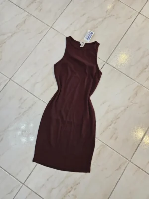 VESTIDO DE COLOR VINO VTD11