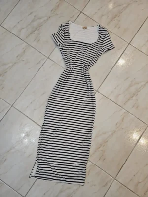 VESTIDO BLANCO DE RAYAS NEGRAS VTD12