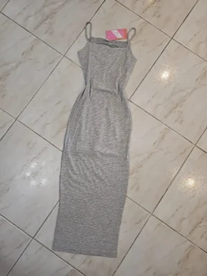 VESTIDO GRIS DE RAYAS BLANCAS VTD21