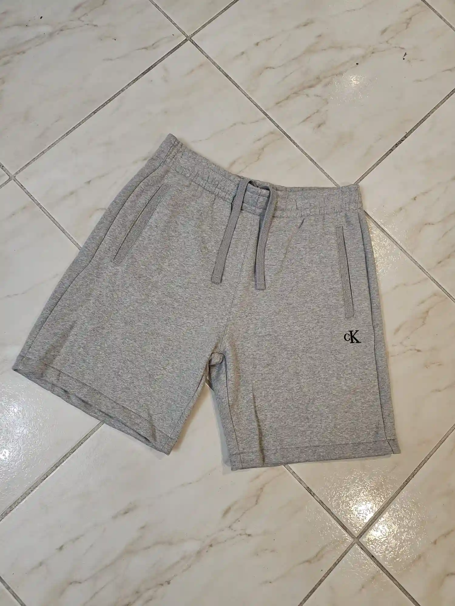 SHORT GRIS CALVIN KLEIN SHT14