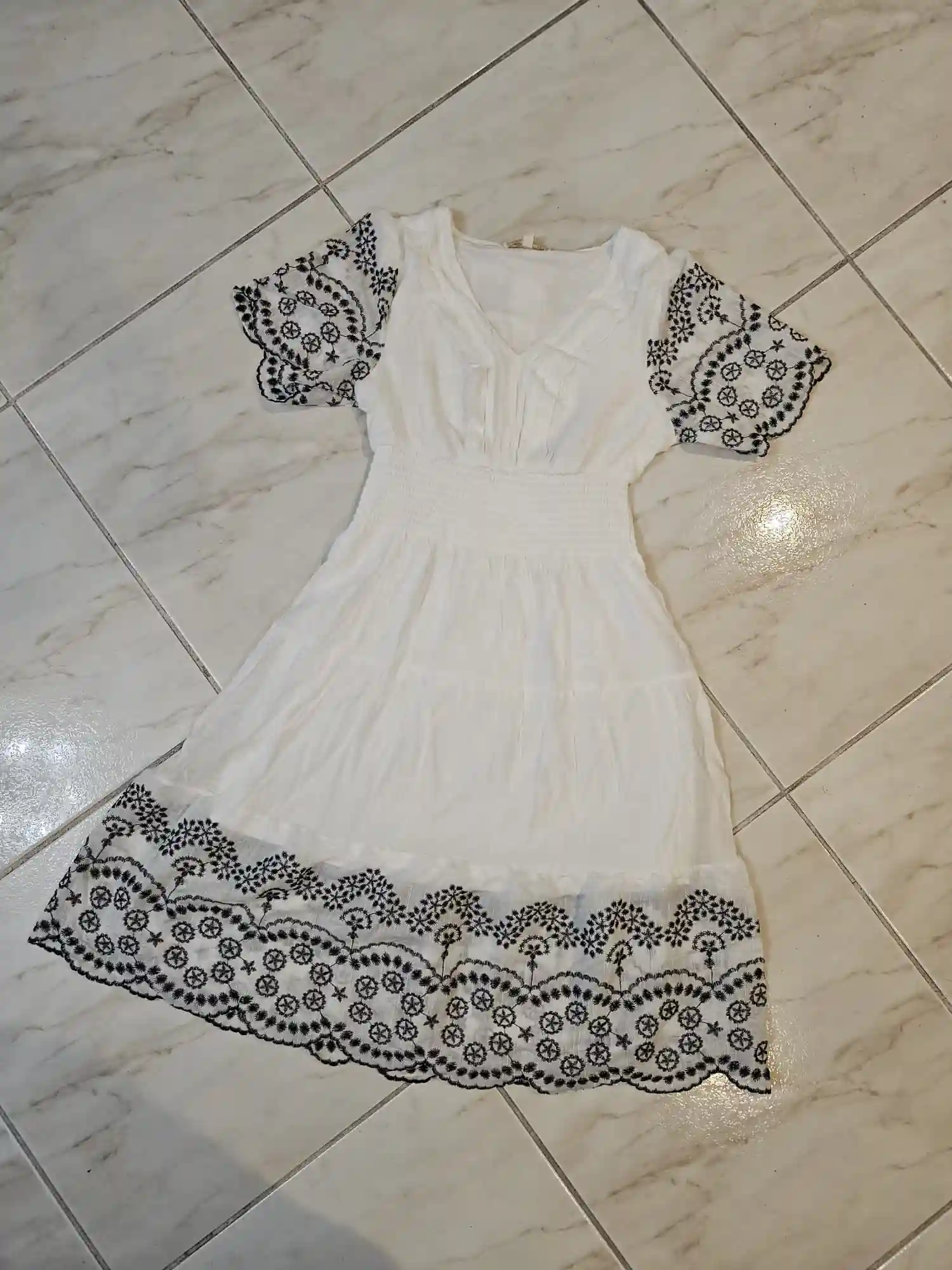 VESTIDO BLANCO CON ESTAMPADO NEGRO VTD62