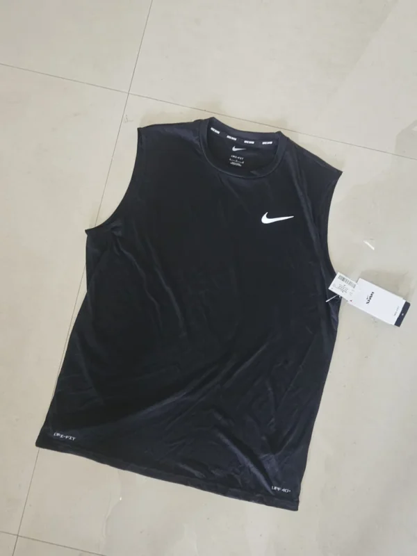 CAMISETA NEGRA NIKE CMS114