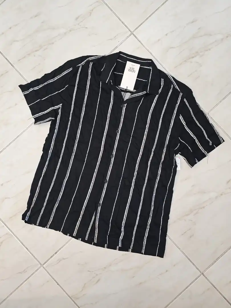 CAMISA NEGRA A RAYAS DE HOMBRE CMS122