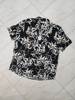 CAMISA NEGRA ESTAMPADA DE HOMBRE CMS121