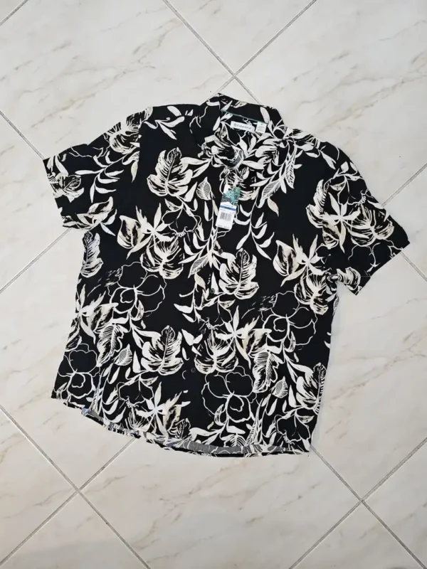 CAMISA NEGRA ESTAMPADA DE HOMBRE CMS121