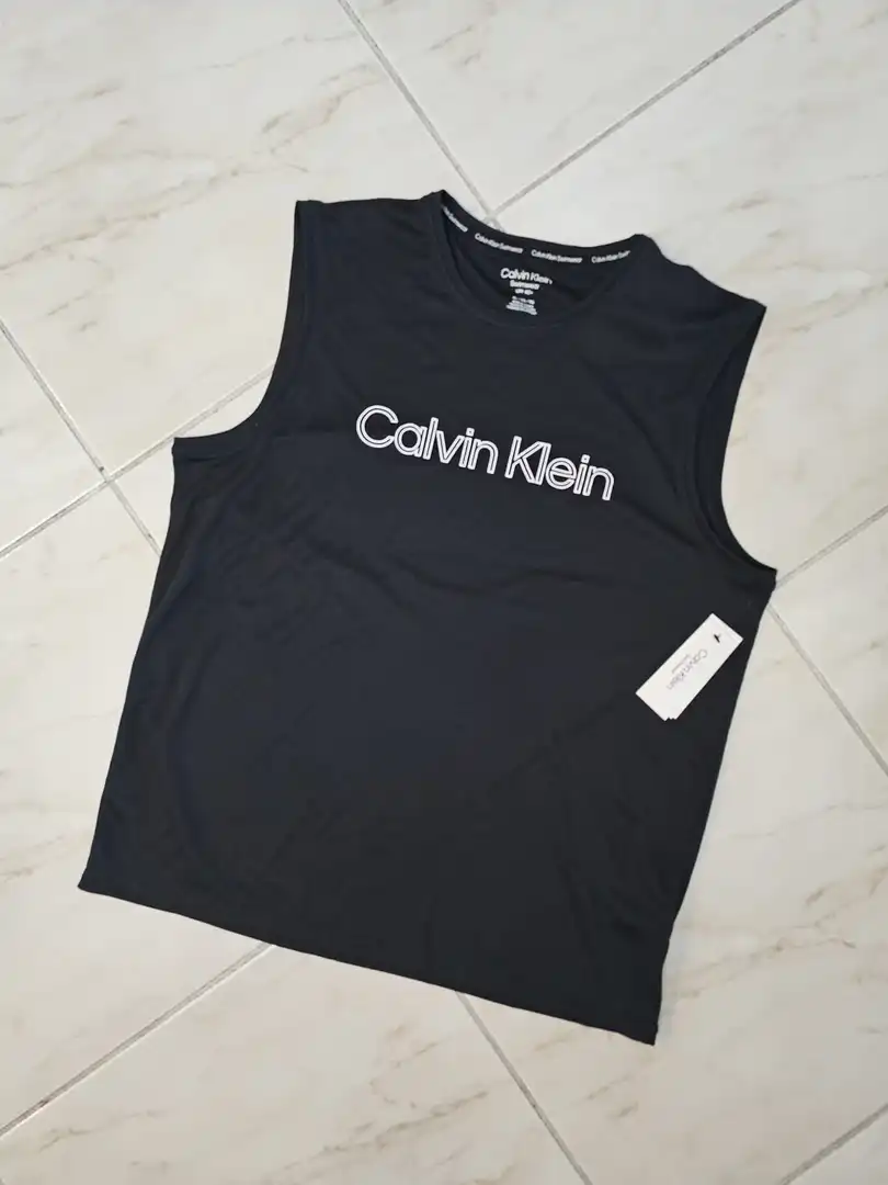 CAMISETA NEGRA CALVIN KLEIN CMST24