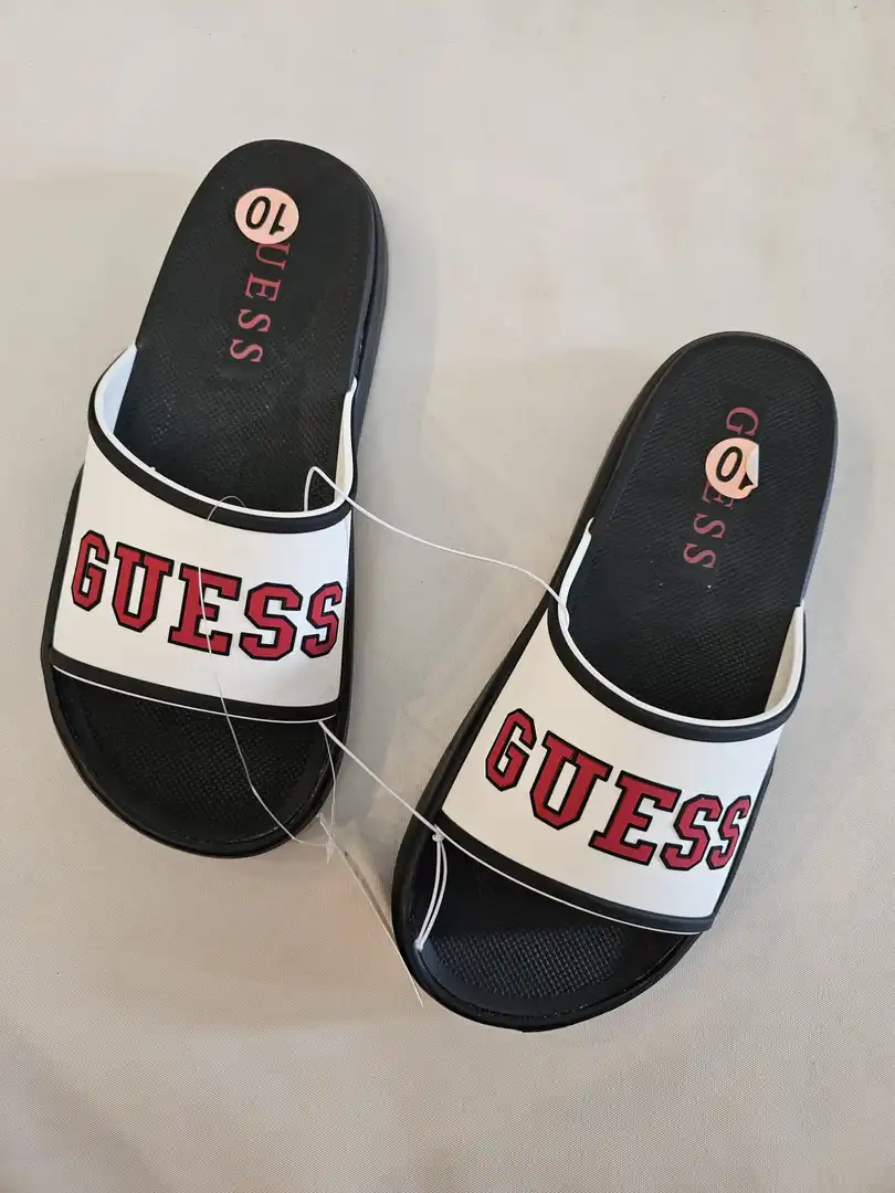 CHANCLETAS GUESS NEGRAS CHT30