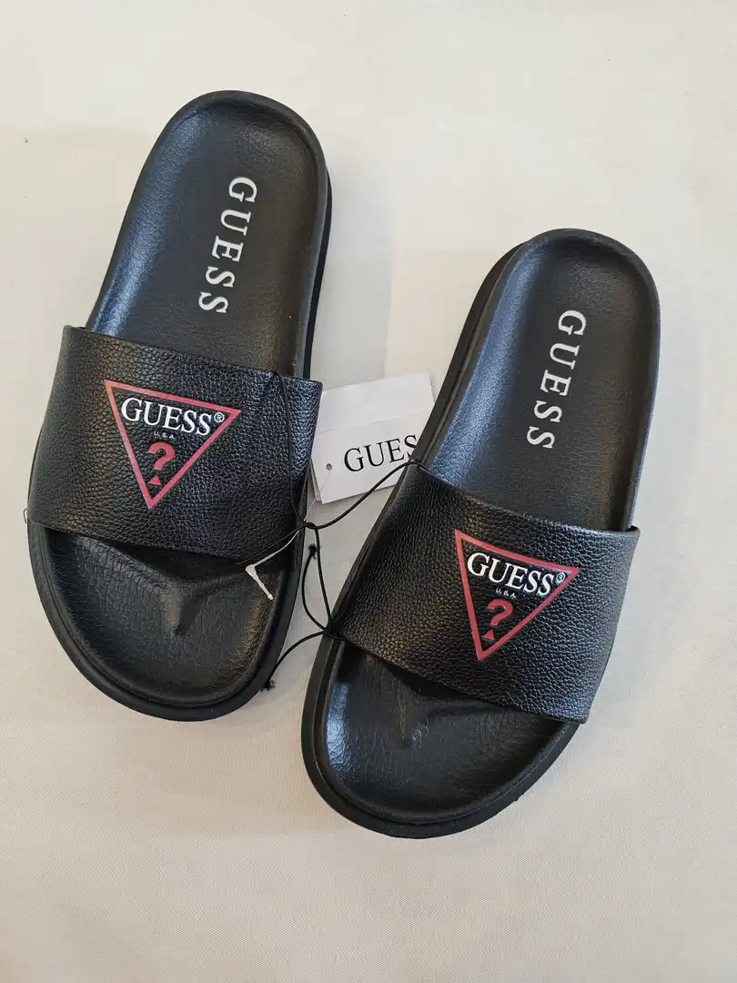 CHANCLETAS GUESS NEGRAS CHT32