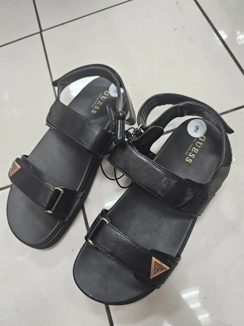 SANDALIAS NEGRAS GUESS SDL76