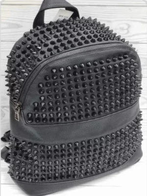 MOCHILA NEGRA CON PINCHOS MCL4