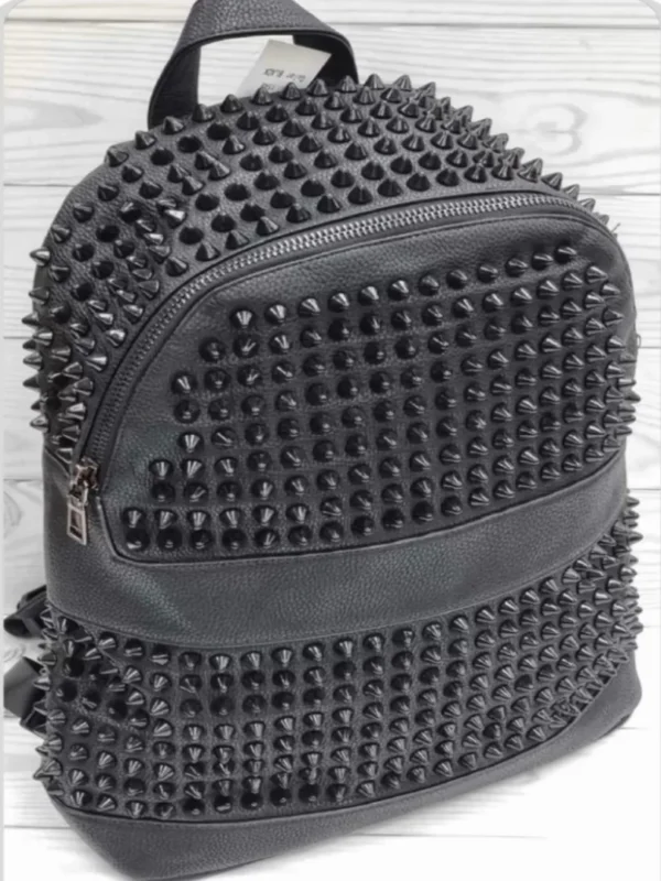 MOCHILA NEGRA CON PINCHOS MCL4