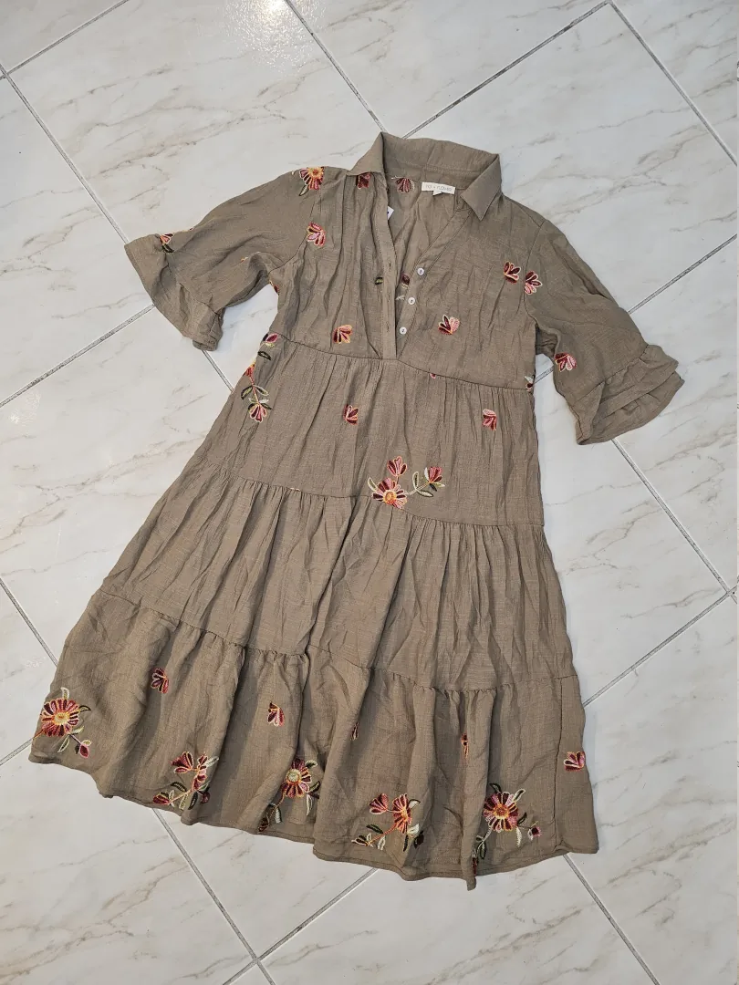 VESTIDO MARRÓN CON FLORES VTD169