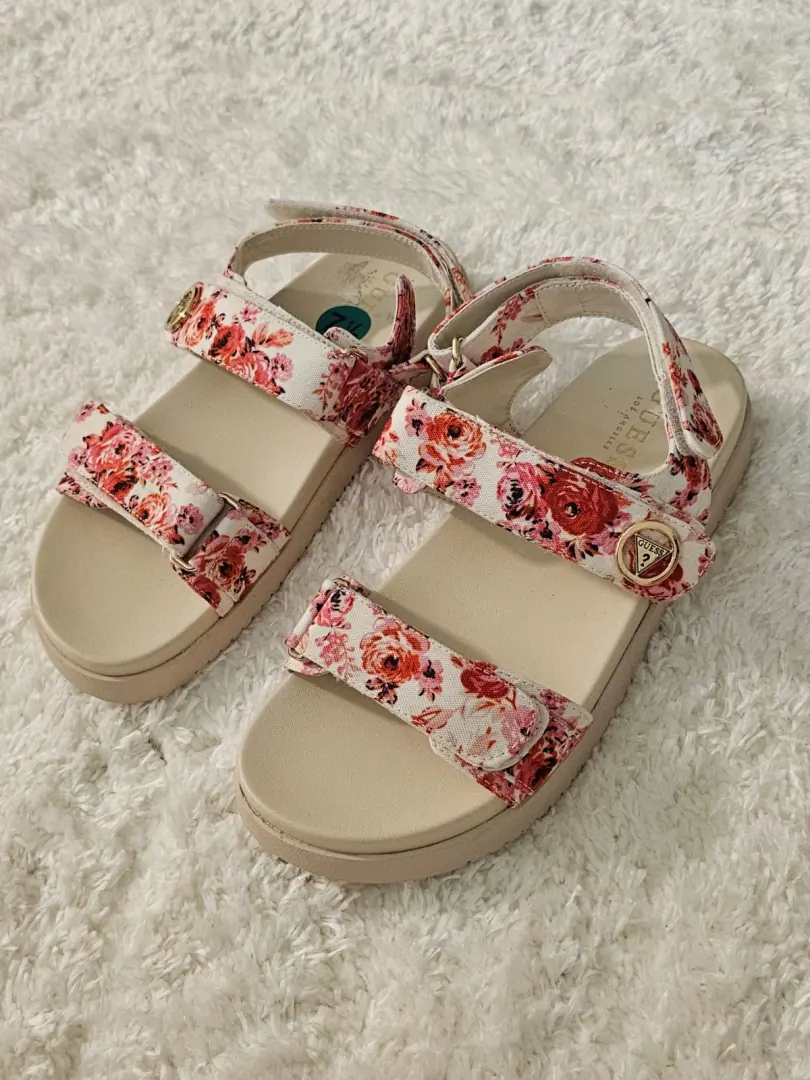 SANDALIAS GUESS DE FLORES SDL171