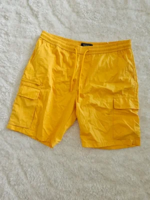 SHORT AMARILLO SHT123