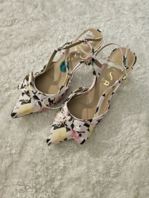 TACONES DE FLORES TCN22