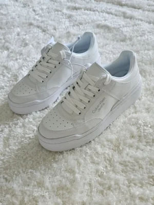 TENIS CALVIN KLEIN BLANCOS TN90