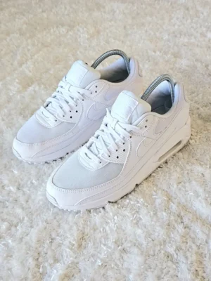 TENIS NIKE BLANCOS TN102