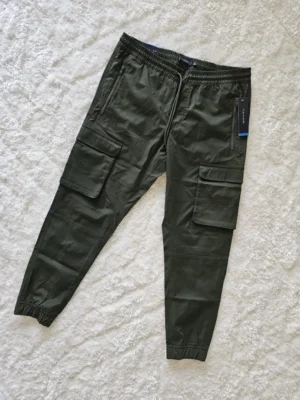 JOGGER VERDE TAHARI JGG48