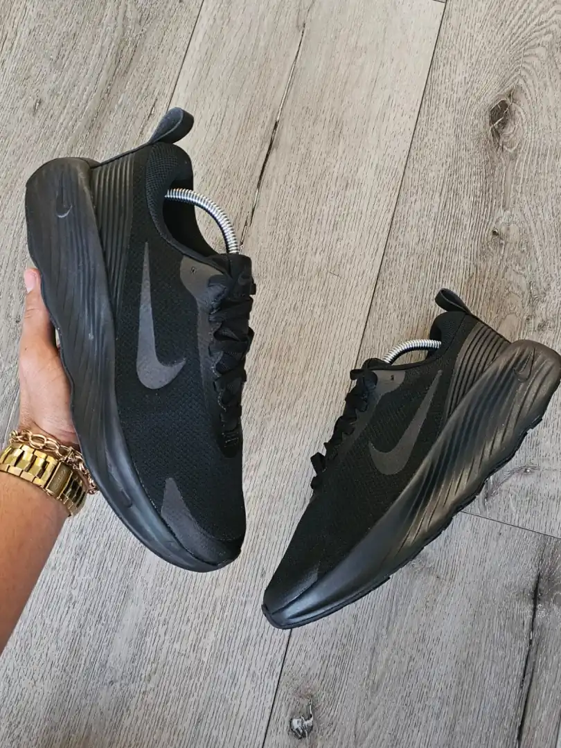 TENIS NEGROS NIKE TN122