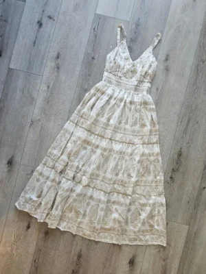 VESTIDO BALNCO ESTAMPADO BEIGE VTD326