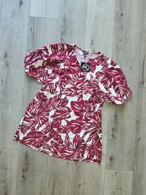 VESTIDO BLANCO HOJAS ROJAS VTD338