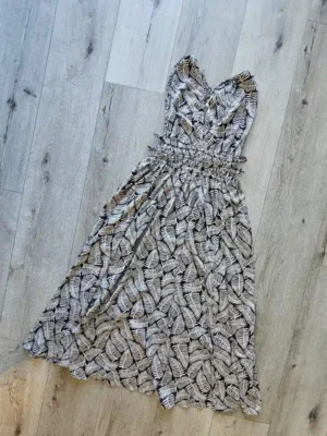 VESTIDO NEGRO HOJAS BLANCAS VTD315