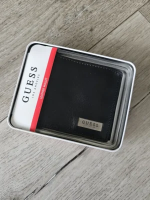 BILLETERA NEGRA GUESS BTR44