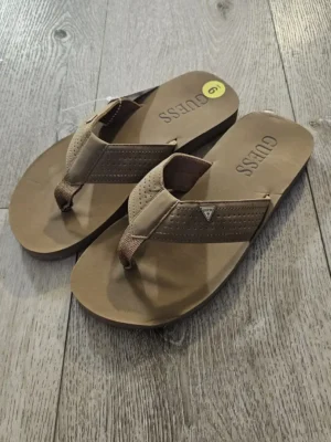 CHANCLETAS BEIGE GUESS CHT56