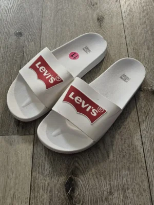 CHANCLETAS BLANCAS LEVI’S CHT53