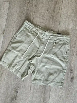 SHORT VERDE SHT233