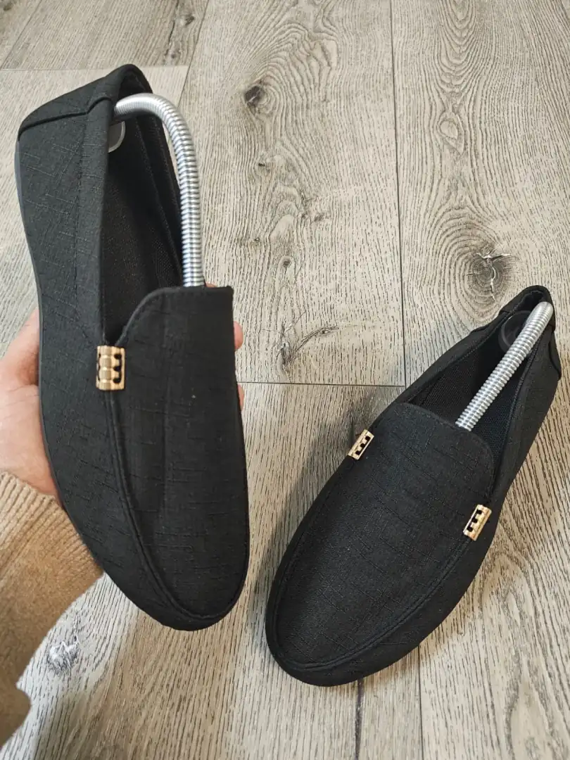 MOCASINES NEGROS CON DETALLE DORADO MCSN11