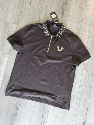 PULLOVER MARRÓN TRUE RELIGION PLV510